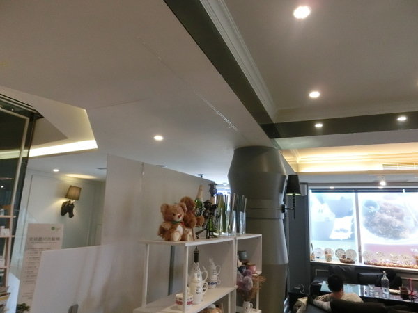 in% HAIR&CAFE:「in% HAIR&CAFE」- 藝人超推!不但有好吃的下午茶還有帥店長和正妹店員為您服務~實在無法擋的誘惑!