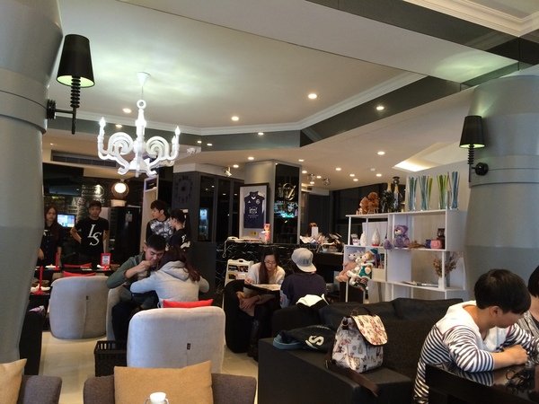 in% HAIR&CAFE:「in% HAIR&CAFE」- 藝人超推!不但有好吃的下午茶還有帥店長和正妹店員為您服務~實在無法擋的誘惑!