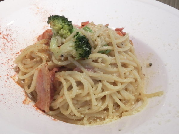 in% HAIR&CAFE:「in% HAIR&CAFE」- 藝人超推!不但有好吃的下午茶還有帥店長和正妹店員為您服務~實在無法擋的誘惑!