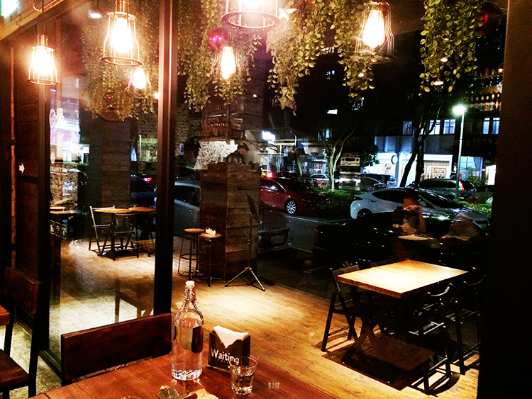 Waiting Bistro,忠孝復興,我不是他媽媽,忠孝東路酒吧,忠孝東路party,瑠公圳,文湖線美食,文湖線餐酒館,柵湖線