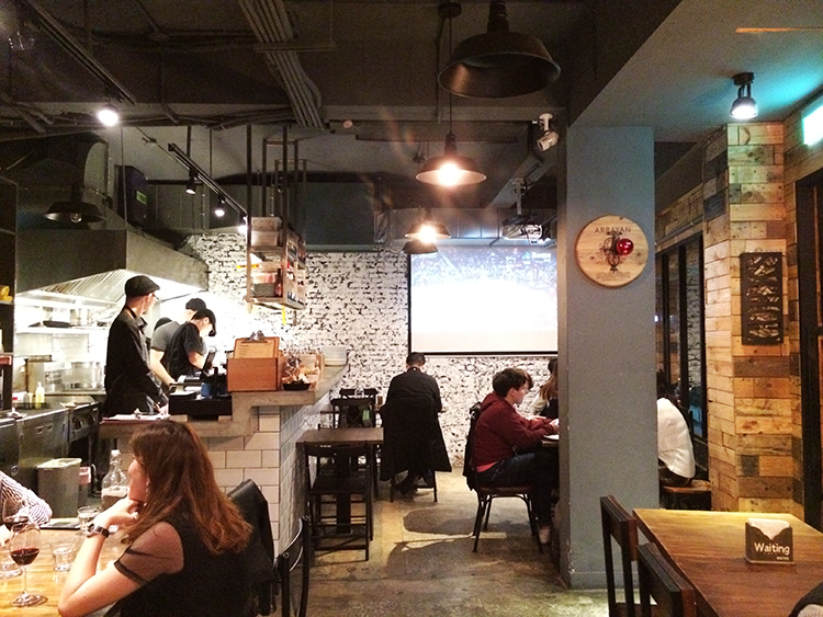 Waiting Bistro,忠孝復興,我不是他媽媽,忠孝東路酒吧,忠孝東路party,瑠公圳,文湖線美食,文湖線餐酒館,柵湖線