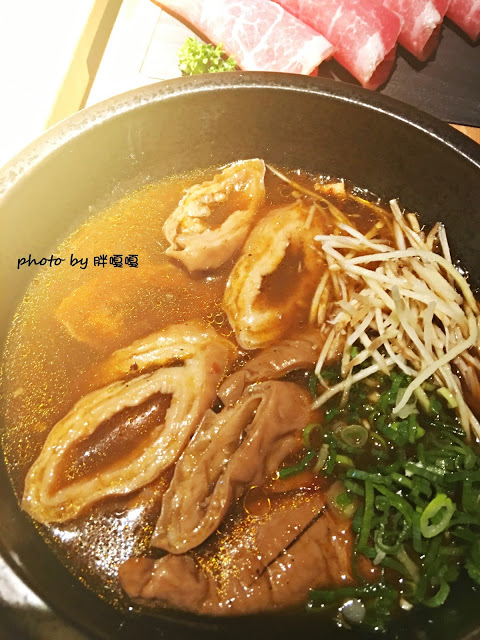 【台中 南屯】拾七石頭火鍋€輕井澤旗下新品牌→口味大勝輕井澤、食材新鮮、湯頭正點、宵夜場再+1←冬日超推