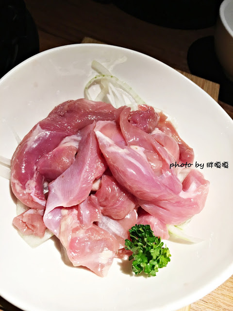 【台中 南屯】拾七石頭火鍋€輕井澤旗下新品牌→口味大勝輕井澤、食材新鮮、湯頭正點、宵夜場再+1←冬日超推