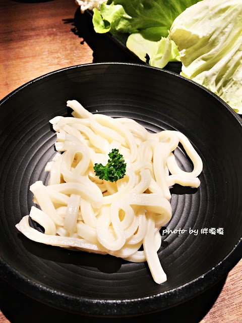 【台中 南屯】拾七石頭火鍋€輕井澤旗下新品牌→口味大勝輕井澤、食材新鮮、湯頭正點、宵夜場再+1←冬日超推