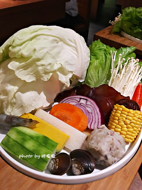 【台中 南屯】拾七石頭火鍋€輕井澤旗下新品牌→口味大勝輕井澤、食材新鮮、湯頭正點、宵夜場再+1←冬日超推