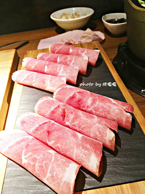 【台中 南屯】拾七石頭火鍋€輕井澤旗下新品牌→口味大勝輕井澤、食材新鮮、湯頭正點、宵夜場再+1←冬日超推