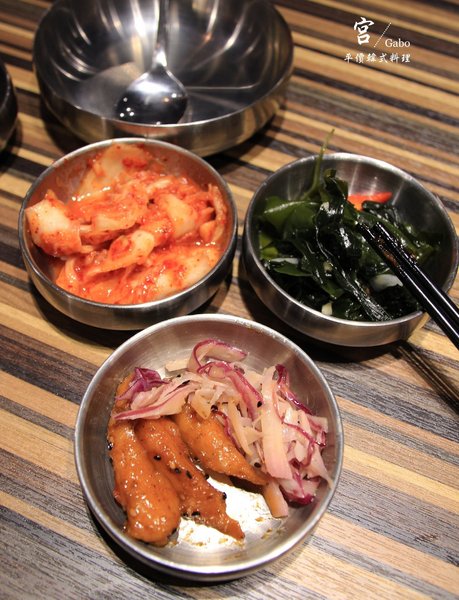 宮 韓式料理 台南店：【台南||東區】宮 韓式料理(台南店)─東區平價新韓味兒！華麗風裝潢+附免費小菜吃到飽！