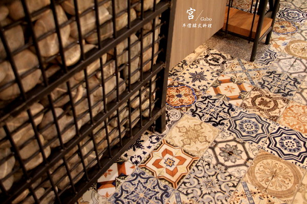 宮 韓式料理 台南店：【台南||東區】宮 韓式料理(台南店)─東區平價新韓味兒！華麗風裝潢+附免費小菜吃到飽！