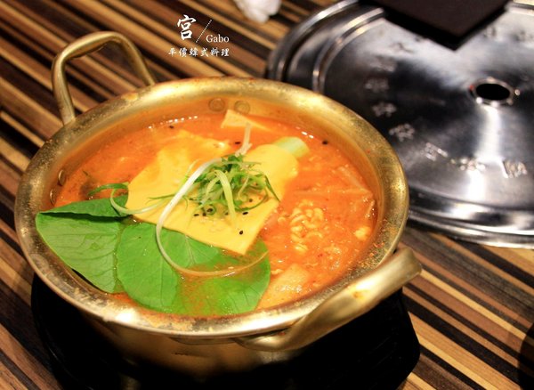 宮 韓式料理 台南店：【台南||東區】宮 韓式料理(台南店)─東區平價新韓味兒！華麗風裝潢+附免費小菜吃到飽！