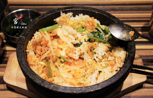 宮 韓式料理 台南店：【台南||東區】宮 韓式料理(台南店)─東區平價新韓味兒！華麗風裝潢+附免費小菜吃到飽！