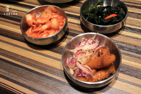 宮 韓式料理 台南店：【台南||東區】宮 韓式料理(台南店)─東區平價新韓味兒！華麗風裝潢+附免費小菜吃到飽！