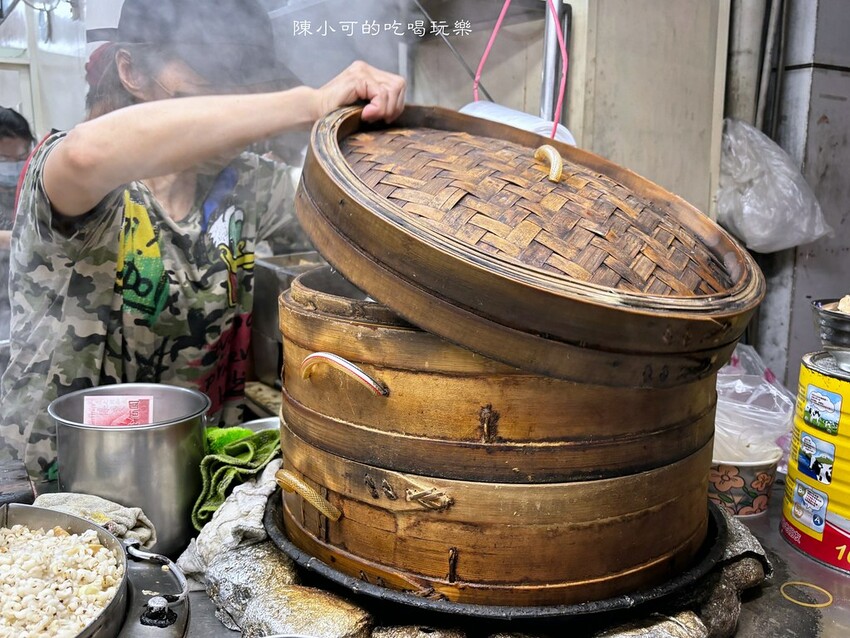 台北市大同區每次經過都大排長龍的滷肉飯刈包，評價高、生意超好！老闆客氣大家都甘願排隊