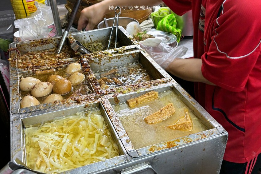 台北市大同區每次經過都大排長龍的滷肉飯刈包，評價高、生意超好！老闆客氣大家都甘願排隊