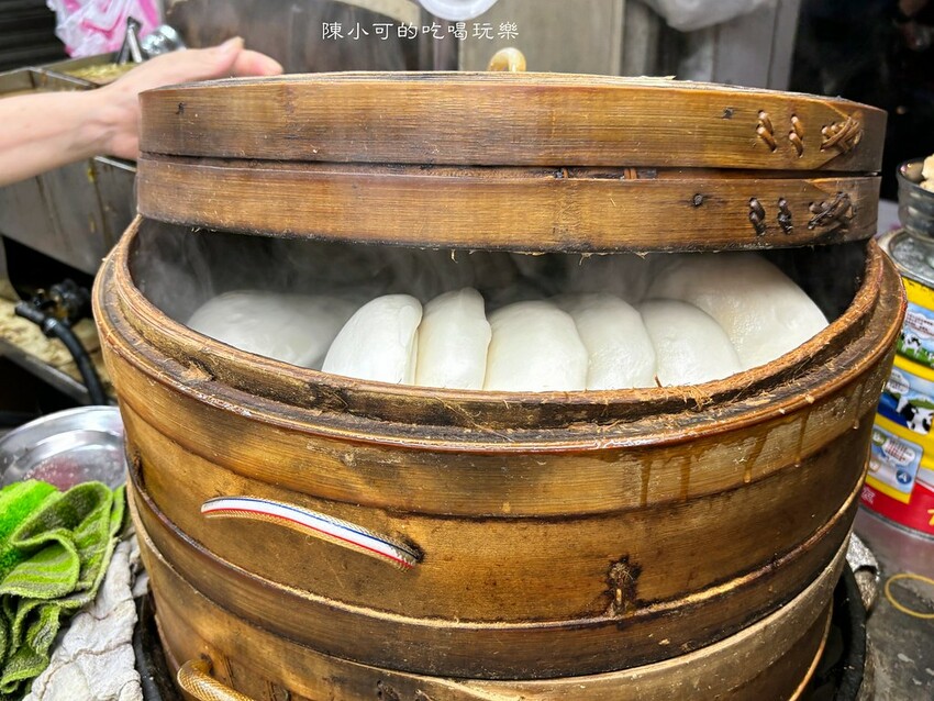 台北市大同區每次經過都大排長龍的滷肉飯刈包，評價高、生意超好！老闆客氣大家都甘願排隊