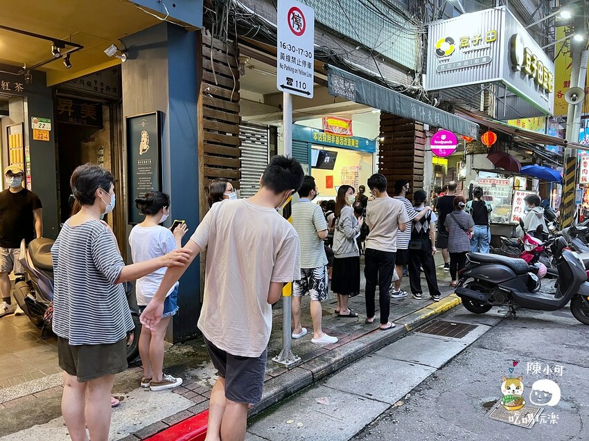 台北市大同區每次經過都大排長龍的滷肉飯刈包，評價高、生意超好！老闆客氣大家都甘願排隊