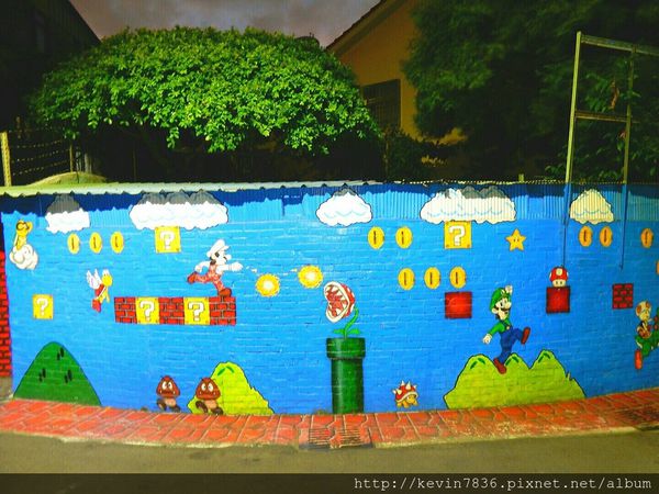 台中動漫彩繪巷梅子也來走跳囉~這巷子裡全都是卡通耶!看見花田一路.龍貓及瑪莉兄弟勾起了我的童年記憶呀!真是太好拍了唷!