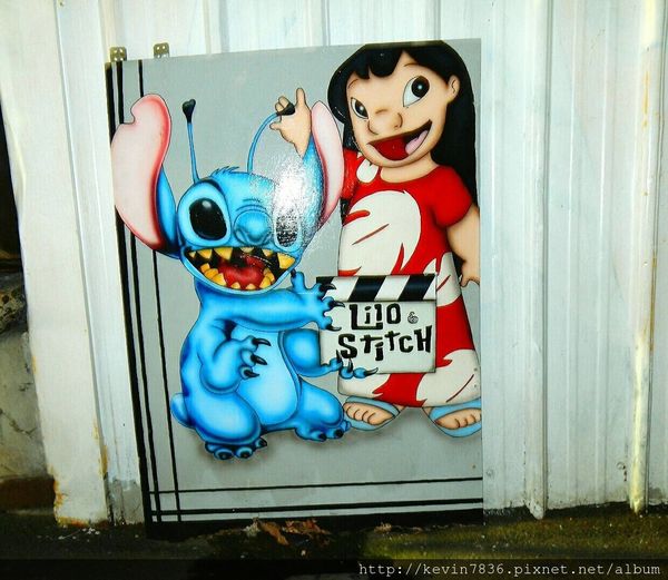 台中動漫彩繪巷梅子也來走跳囉~這巷子裡全都是卡通耶!看見花田一路.龍貓及瑪莉兄弟勾起了我的童年記憶呀!真是太好拍了唷!