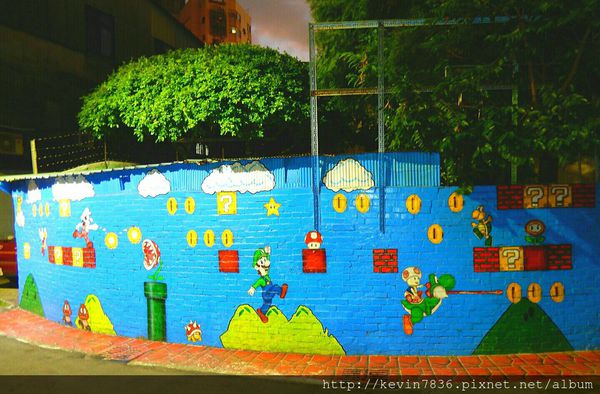 台中動漫彩繪巷梅子也來走跳囉~這巷子裡全都是卡通耶!看見花田一路.龍貓及瑪莉兄弟勾起了我的童年記憶呀!真是太好拍了唷!