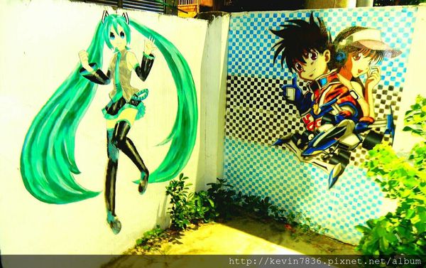 台中動漫彩繪巷梅子也來走跳囉~這巷子裡全都是卡通耶!看見花田一路.龍貓及瑪莉兄弟勾起了我的童年記憶呀!真是太好拍了唷!