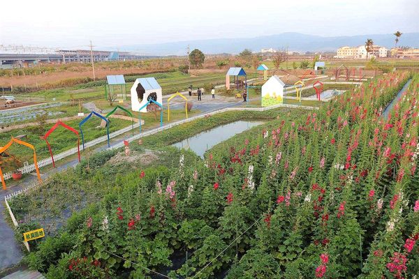 2017田中蜀葵花海藝術節:【彰化景點】田中窯創藝園區。季節限定的約會景點~蜀葵花季/落羽松秘境/無字天書/大玩吹泡泡/蜀葵花海浪漫迷宮/玻璃屋景觀餐廳/貓咪彩繪/親子旅遊及DIY體驗