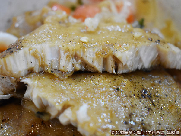 黑肉麵17-魚排特寫.JPG