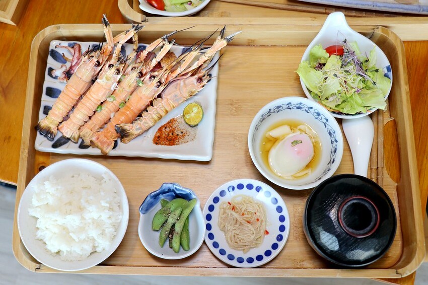 新鮮現流海鮮日式定食這裡吃,親子友善餐廳.還有可愛雙層巴士可以拍照.宜蘭礁溪餐廳推薦♥里海cafe♥