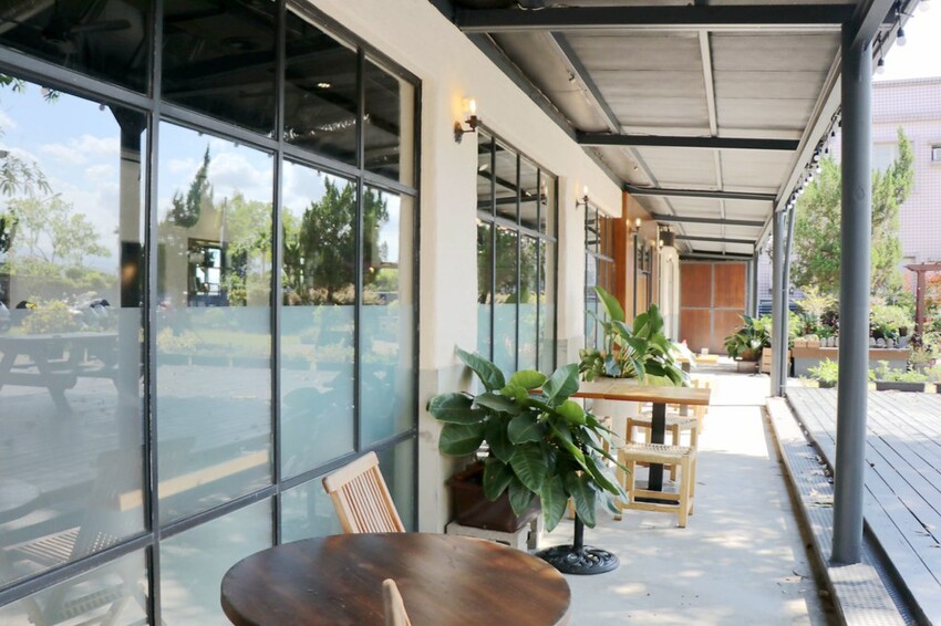 新鮮現流海鮮日式定食這裡吃,親子友善餐廳.還有可愛雙層巴士可以拍照.宜蘭礁溪餐廳推薦♥里海cafe♥