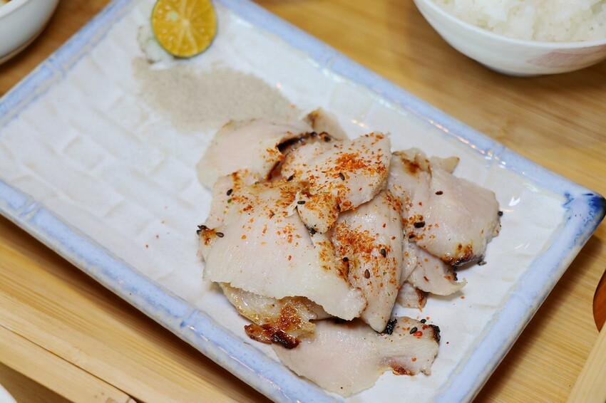 新鮮現流海鮮日式定食這裡吃,親子友善餐廳.還有可愛雙層巴士可以拍照.宜蘭礁溪餐廳推薦♥里海cafe♥