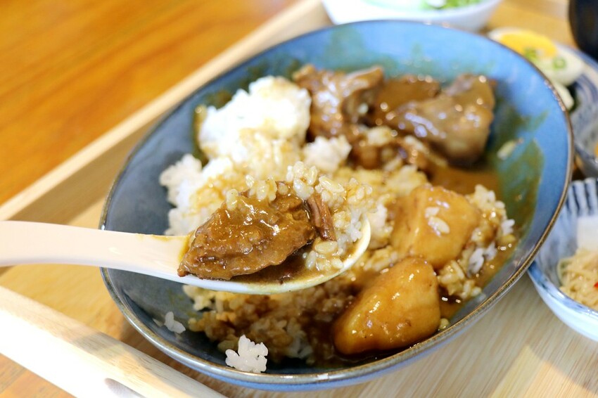 新鮮現流海鮮日式定食這裡吃,親子友善餐廳.還有可愛雙層巴士可以拍照.宜蘭礁溪餐廳推薦♥里海cafe♥