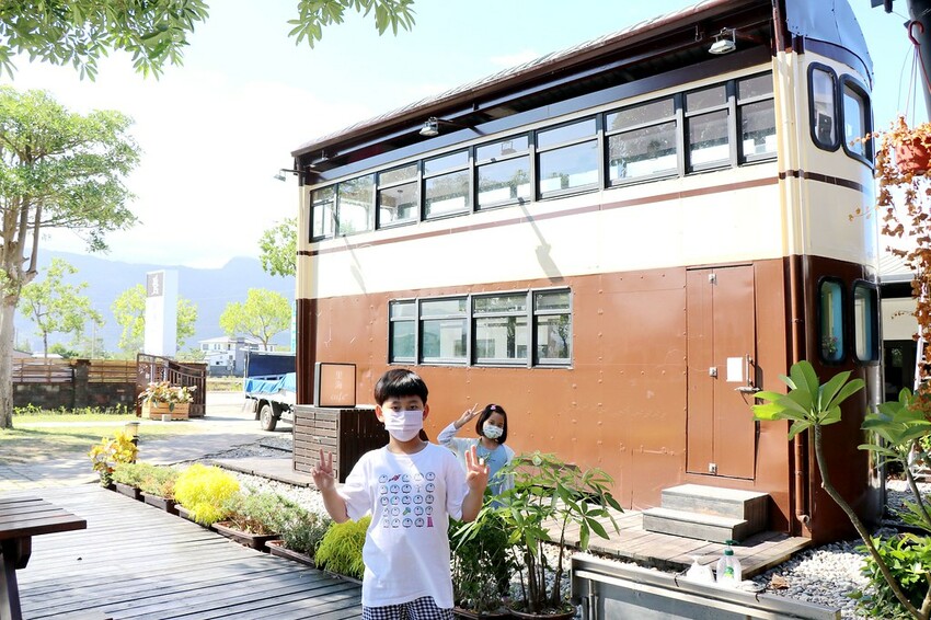 新鮮現流海鮮日式定食這裡吃,親子友善餐廳.還有可愛雙層巴士可以拍照.宜蘭礁溪餐廳推薦♥里海cafe♥