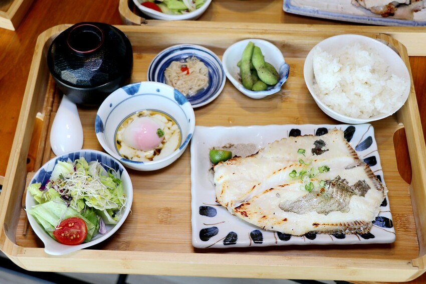 新鮮現流海鮮日式定食這裡吃,親子友善餐廳.還有可愛雙層巴士可以拍照.宜蘭礁溪餐廳推薦♥里海cafe♥