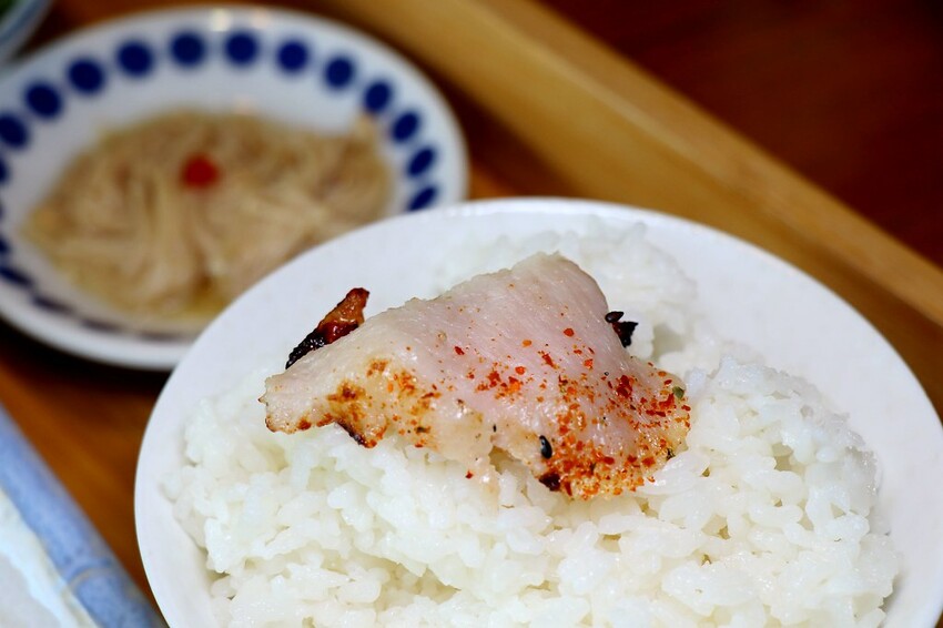新鮮現流海鮮日式定食這裡吃,親子友善餐廳.還有可愛雙層巴士可以拍照.宜蘭礁溪餐廳推薦♥里海cafe♥