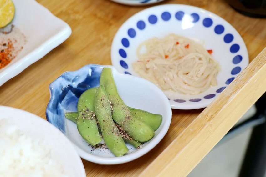 新鮮現流海鮮日式定食這裡吃,親子友善餐廳.還有可愛雙層巴士可以拍照.宜蘭礁溪餐廳推薦♥里海cafe♥