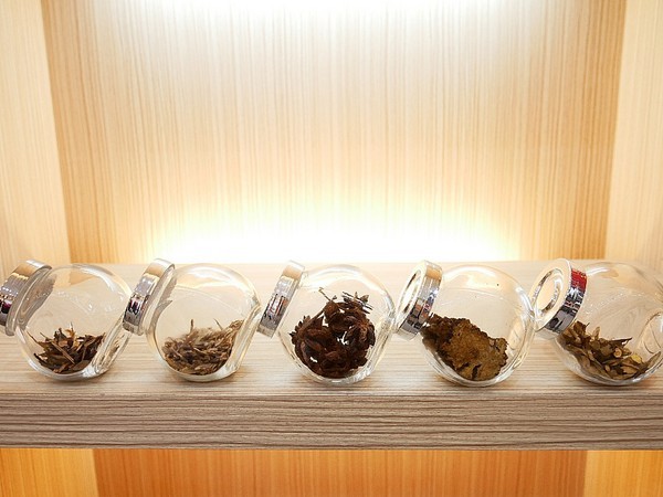 滷味城：滷味城-桃園特色滷味  產品選項多  中藥滷汁超入味  到店、宅配都方便  誰說中秋節一定要吃月餅  今年就改吃滷味大餐