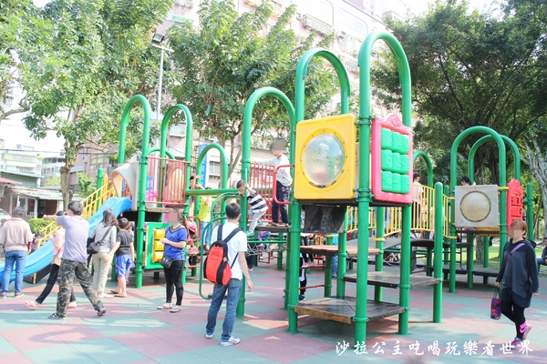 溪北生態休閒公園:新北板橋特色公園『溪北生態休閒公園』Q版章魚造型磨石子共融性滑梯遊戲場/盪鞦韆/沙坑