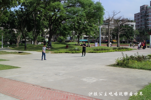 溪北生態休閒公園:新北板橋特色公園『溪北生態休閒公園』Q版章魚造型磨石子共融性滑梯遊戲場/盪鞦韆/沙坑