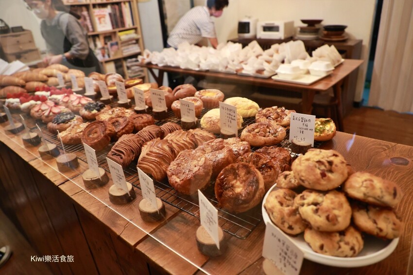 台南市安南區台南超人氣美食推薦小鹿家麵包店|必吃草莓可頌、檸檬可頌都意外好吃!營業前請先來排隊~