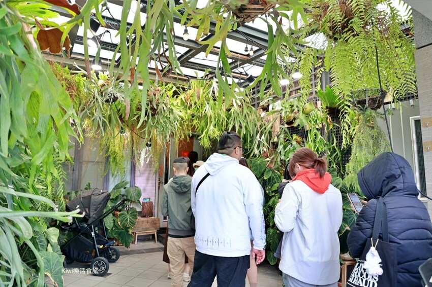 台南市安南區台南超人氣美食推薦小鹿家麵包店|必吃草莓可頌、檸檬可頌都意外好吃!營業前請先來排隊~