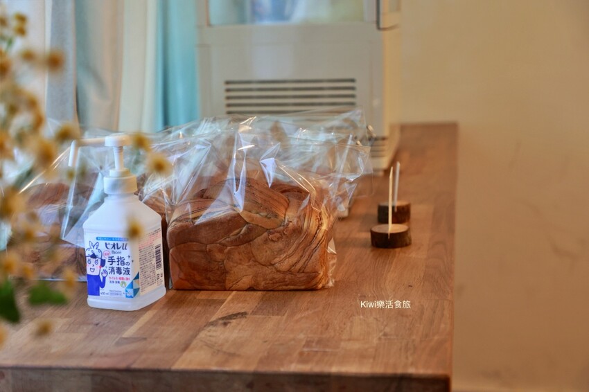 台南市安南區台南超人氣美食推薦小鹿家麵包店|必吃草莓可頌、檸檬可頌都意外好吃!營業前請先來排隊~