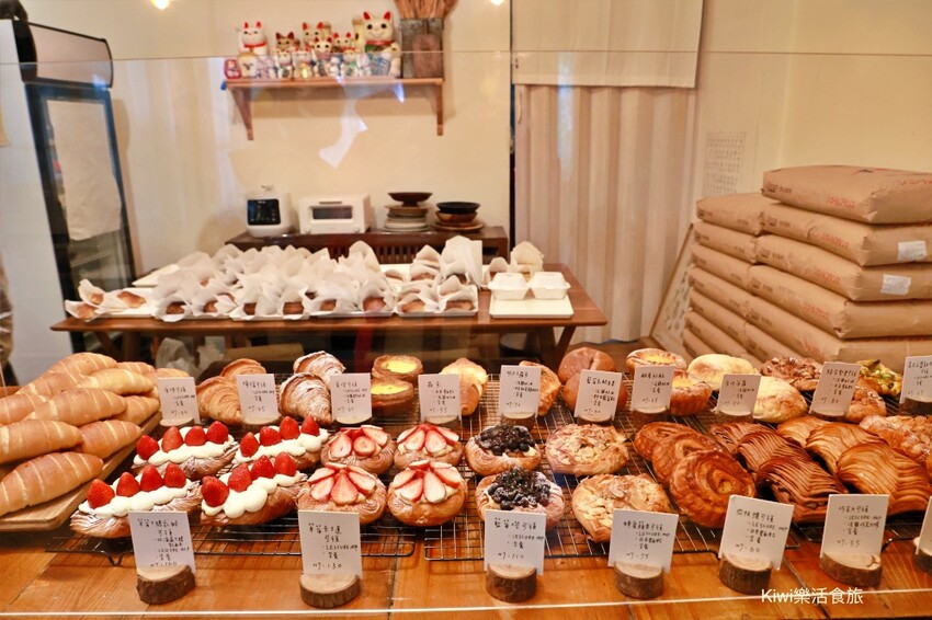 台南市安南區台南超人氣美食推薦小鹿家麵包店|必吃草莓可頌、檸檬可頌都意外好吃!營業前請先來排隊~