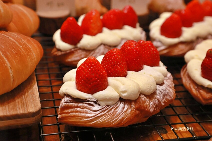 台南市安南區台南超人氣美食推薦小鹿家麵包店|必吃草莓可頌、檸檬可頌都意外好吃!營業前請先來排隊~