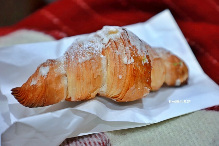 台南市安南區台南超人氣美食推薦小鹿家麵包店|必吃草莓可頌、檸檬可頌都意外好吃!營業前請先來排隊~