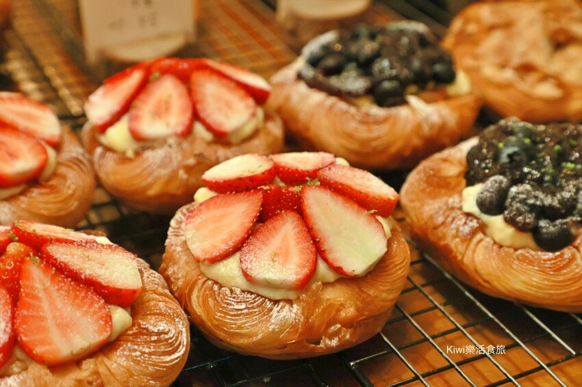 台南市安南區台南超人氣美食推薦小鹿家麵包店|必吃草莓可頌、檸檬可頌都意外好吃!營業前請先來排隊~