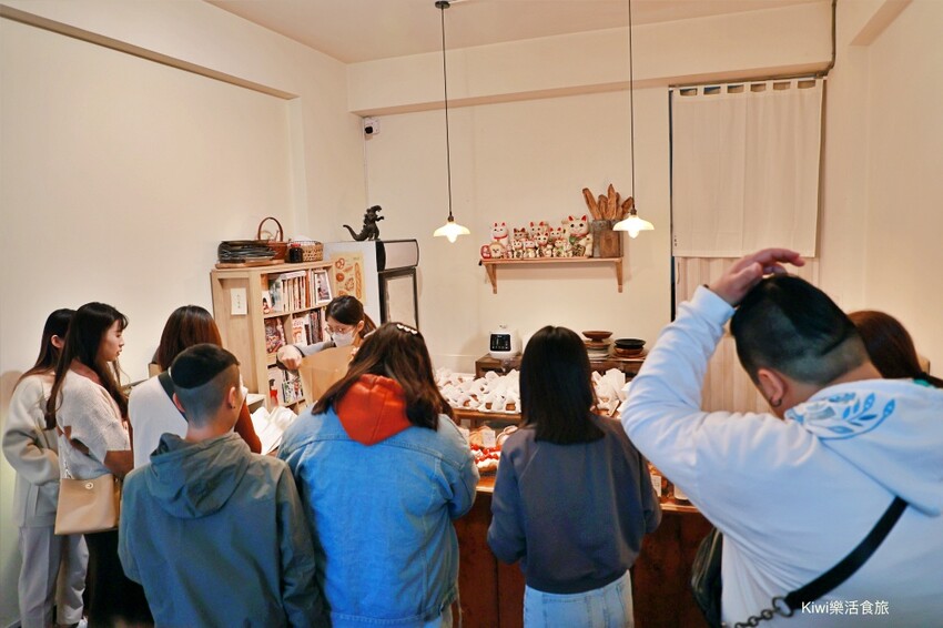 台南市安南區台南超人氣美食推薦小鹿家麵包店|必吃草莓可頌、檸檬可頌都意外好吃!營業前請先來排隊~