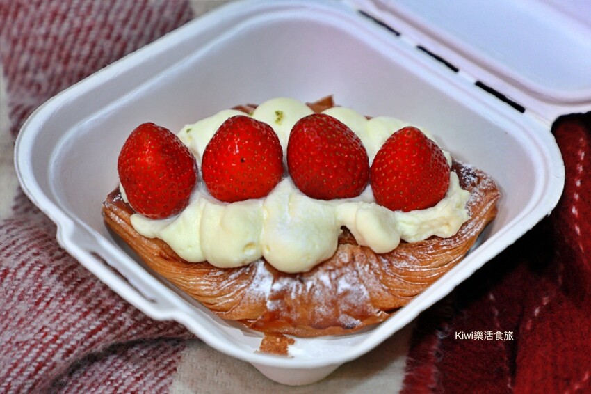 台南市安南區台南超人氣美食推薦小鹿家麵包店|必吃草莓可頌、檸檬可頌都意外好吃!營業前請先來排隊~