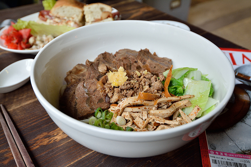 賣牛肉麵與甜點的好物咖啡館:捷運南京復興 中山國中站美食