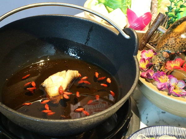 源鍋精緻鍋物:台中美食│源鍋〃活體海鮮鍋一人獨享,鮮味指數大爆表!激推麻油系列~