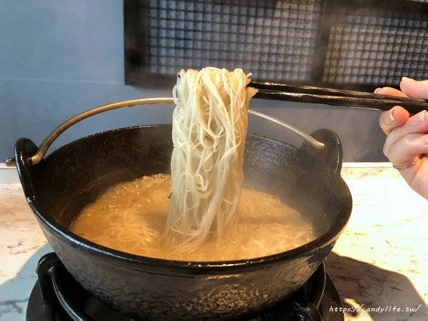 源鍋精緻鍋物:台中美食│源鍋〃活體海鮮鍋一人獨享,鮮味指數大爆表!激推麻油系列~