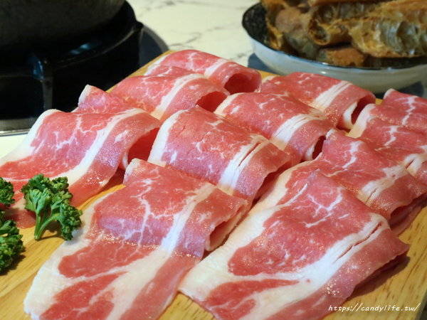 源鍋精緻鍋物:台中美食│源鍋〃活體海鮮鍋一人獨享,鮮味指數大爆表!激推麻油系列~