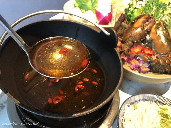 源鍋精緻鍋物:台中美食│源鍋〃活體海鮮鍋一人獨享,鮮味指數大爆表!激推麻油系列~